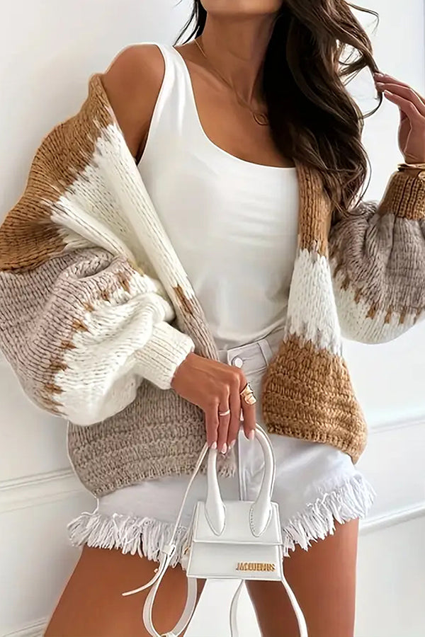 Gemütliche Freizeit-Strickjacke mit kontrastierender Nahtdetailierung