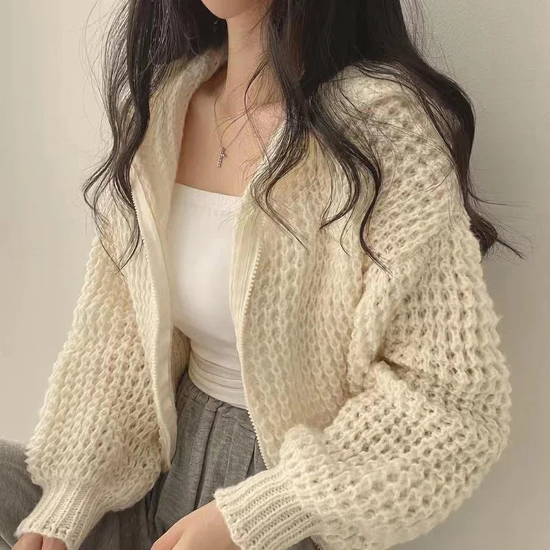 Gekürzte Kapuzen-Strickjacke mit Ausschnitt-Details