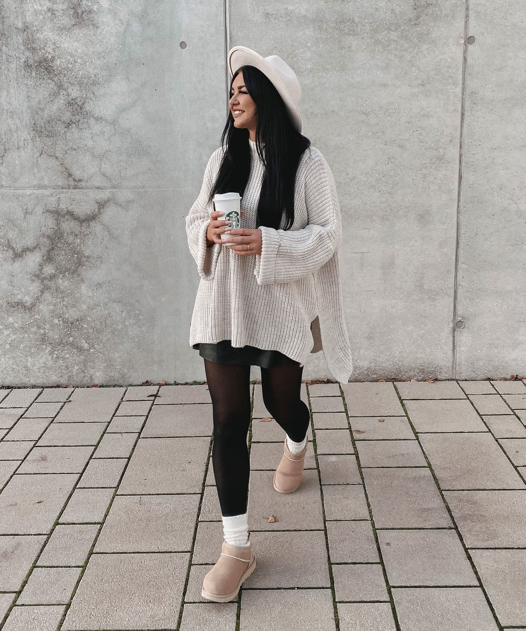 Gemütlicher übergroßer Strickpullover in sanftem Beige