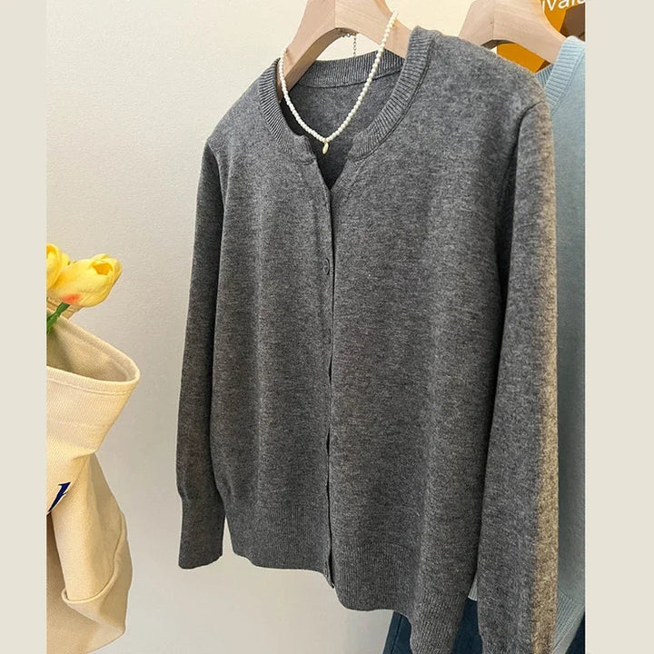 Gemütlicher grob gestrickter Wollcardigan-Pullover