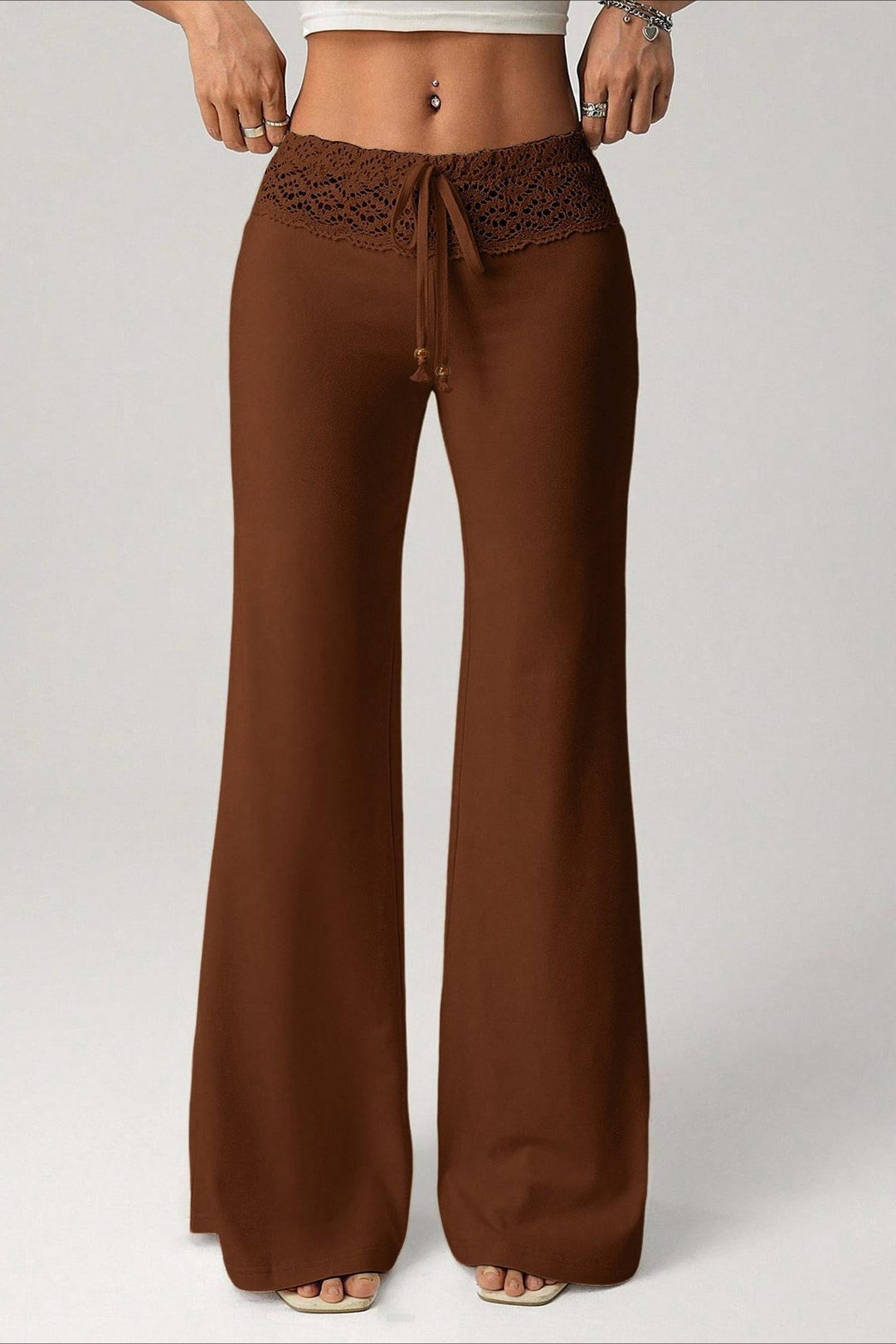 Damen Schlaghose mit Bindeband und Cut-Out als modischer Gesamtlook