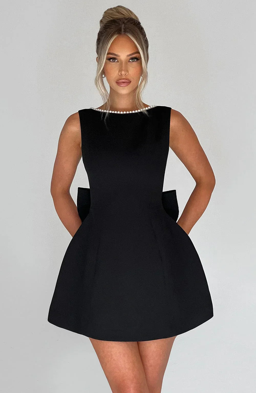 Cocktailkleid für Damen mit Schleifenrücken