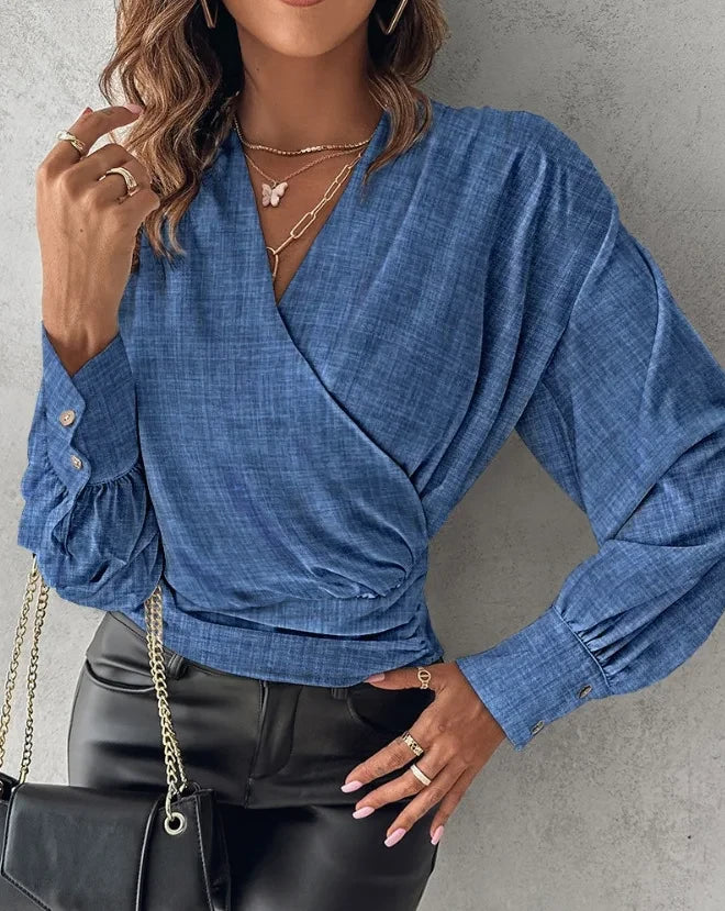 Chic blouse with puff sleeves and a V-neck for effortless style 