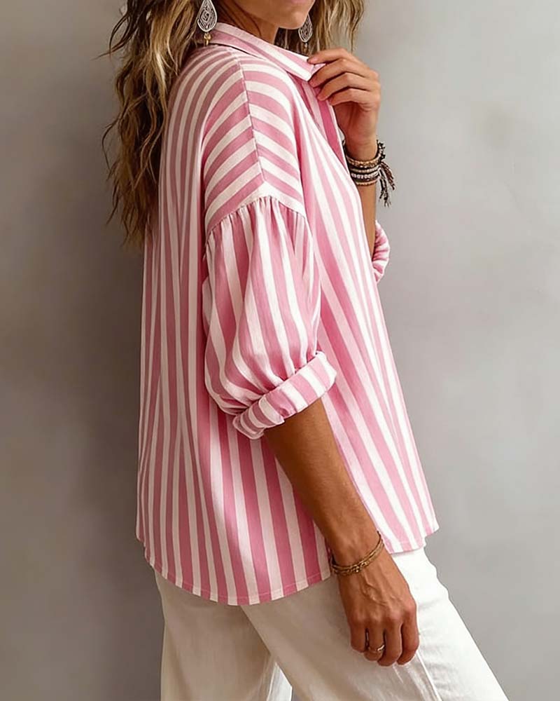 Legere gestreifte Bluse mit Kragen