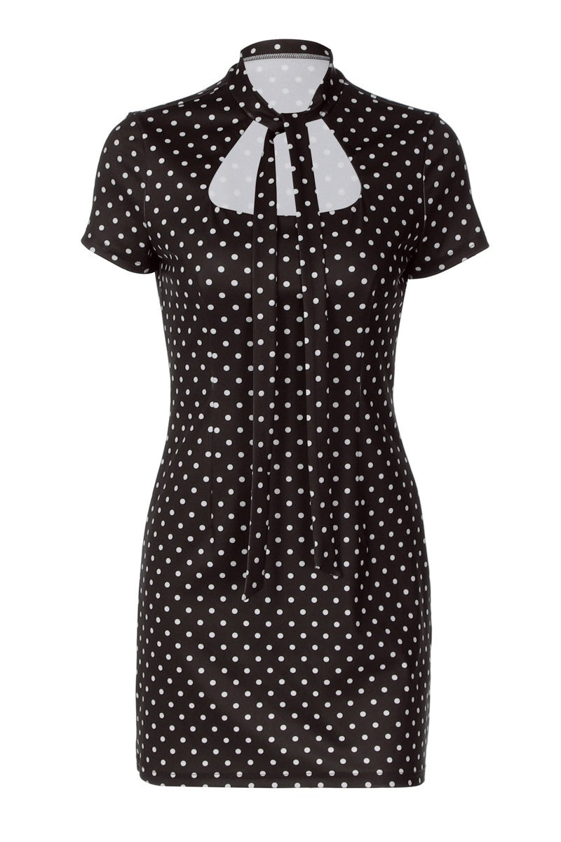 Nahaufnahme des Polka-Dot-Musters und der Bindeträger am Kleid