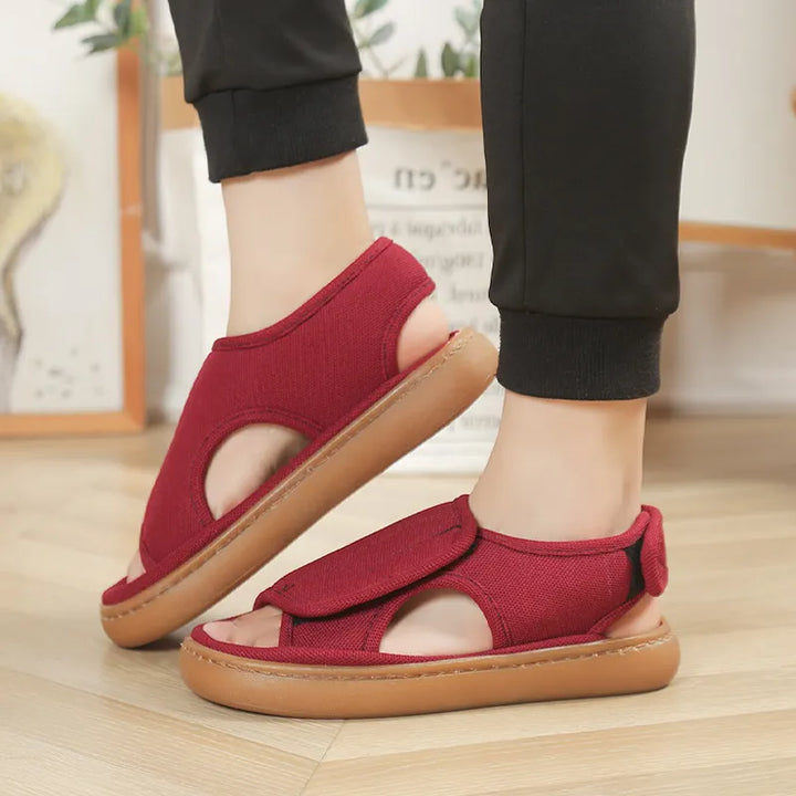 Damen Sandalen mit verstellbaren Klettverschlüssen in seitlicher Ansicht