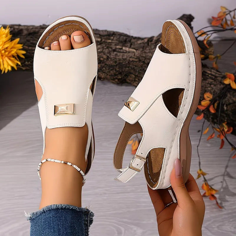 Damen Sandalen mit verstellbarer Schnalle in Frontansicht