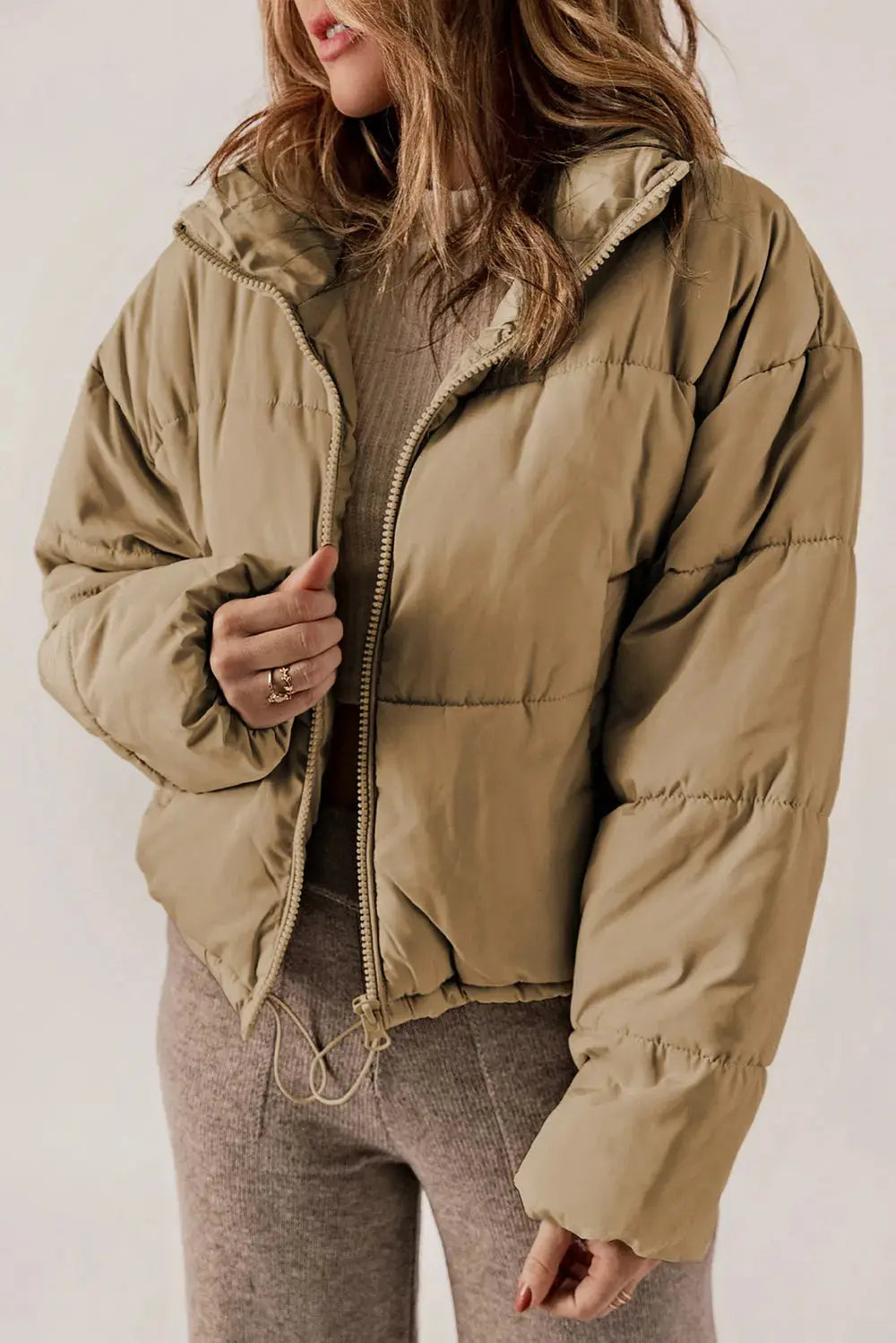 Schicker, länglicher Mantel mit Kragen und Reißverschluss für stylisches Layering