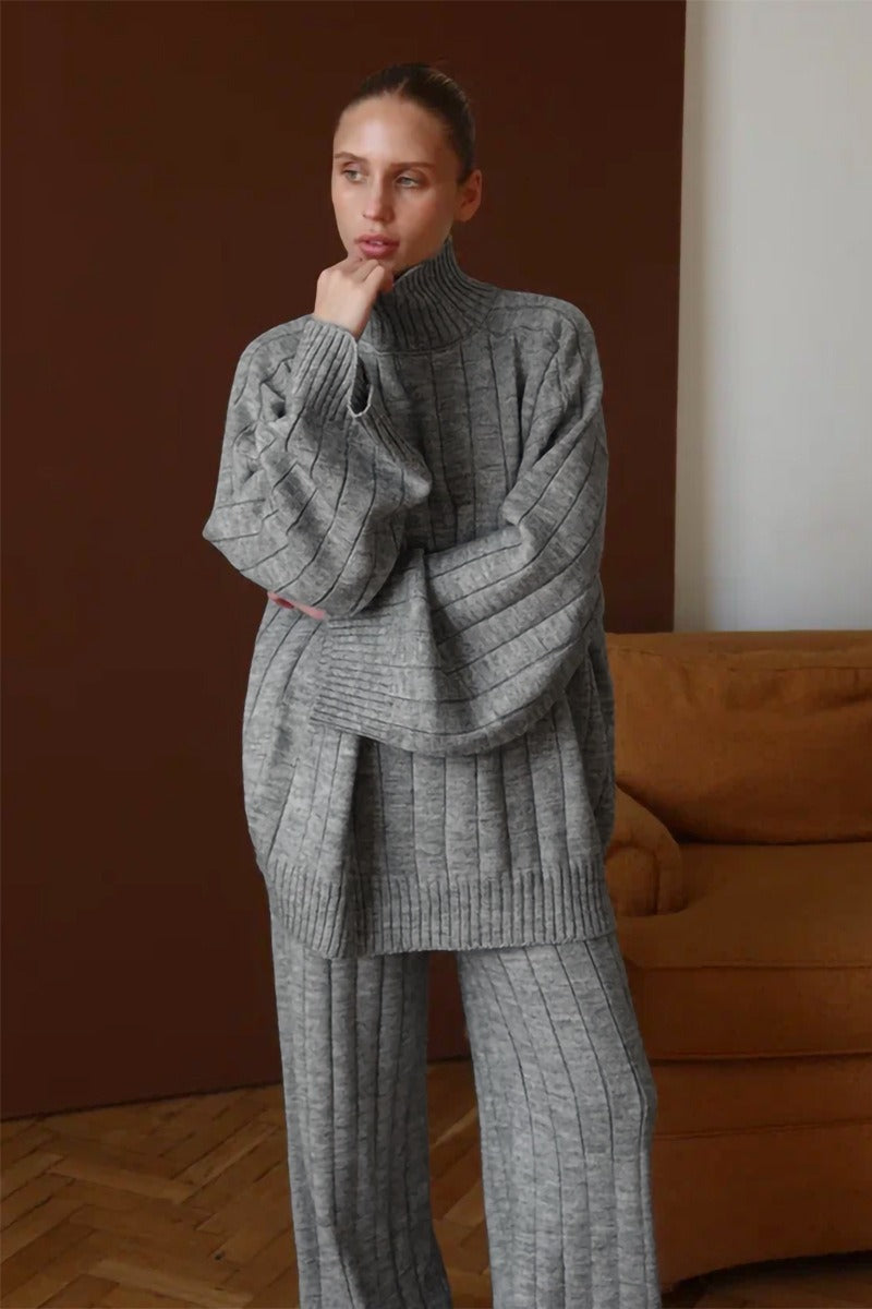 Zweiteiliges Damenoutfit aus geripptem Rollkragenpullover und Hose
