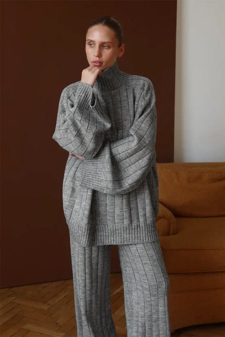 Zweiteiliges Damenoutfit aus geripptem Rollkragenpullover und Hose