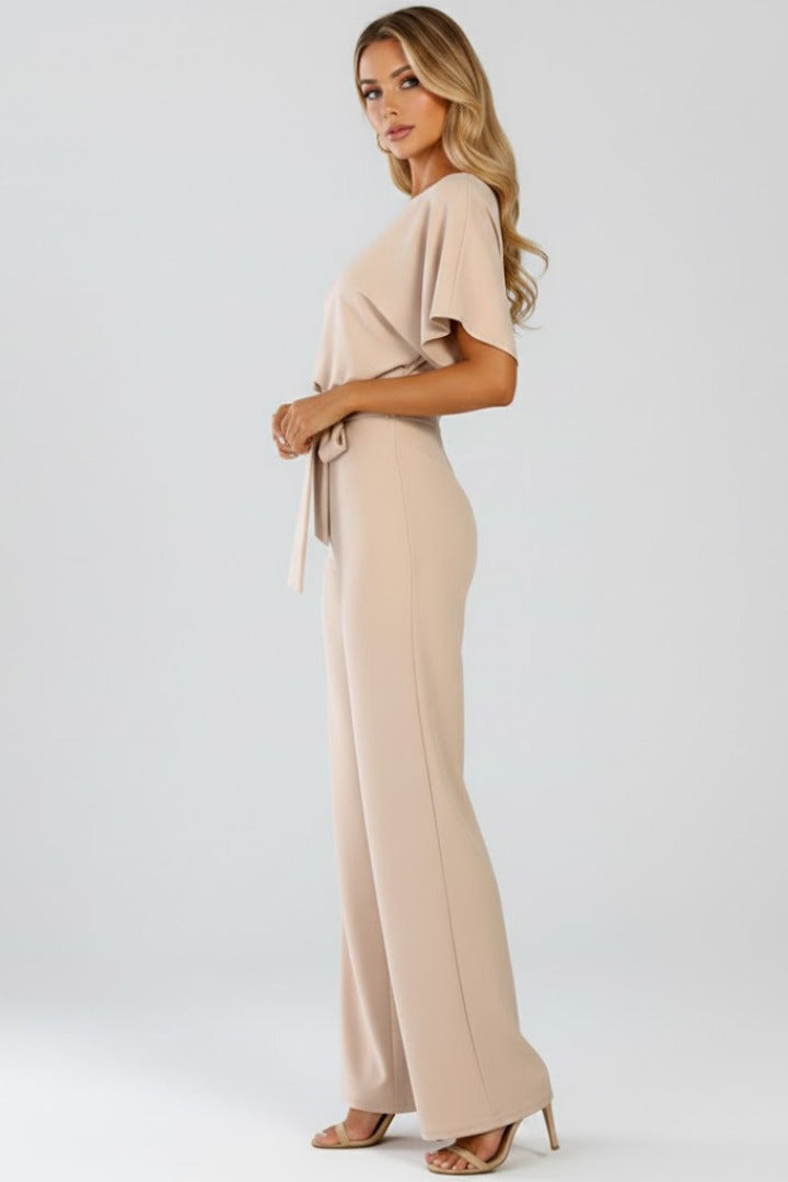 Eleganter Damen Jumpsuit mit taillenbetontem Gürtel im Studio