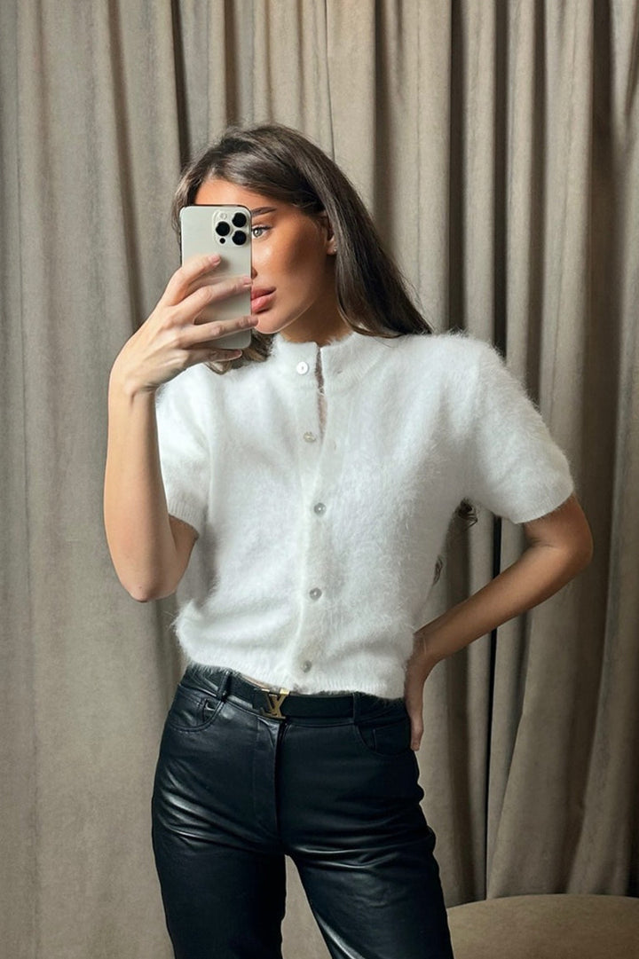 Detailansicht der Knopfleiste an einer weichen Damen-Strickjacke