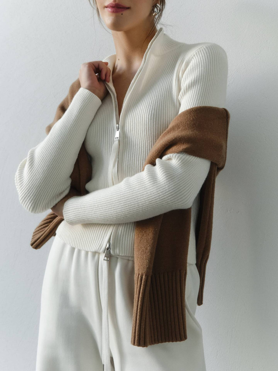 Gemütlicher gerippter Strickpullover mit hohem Reißverschlussdetail