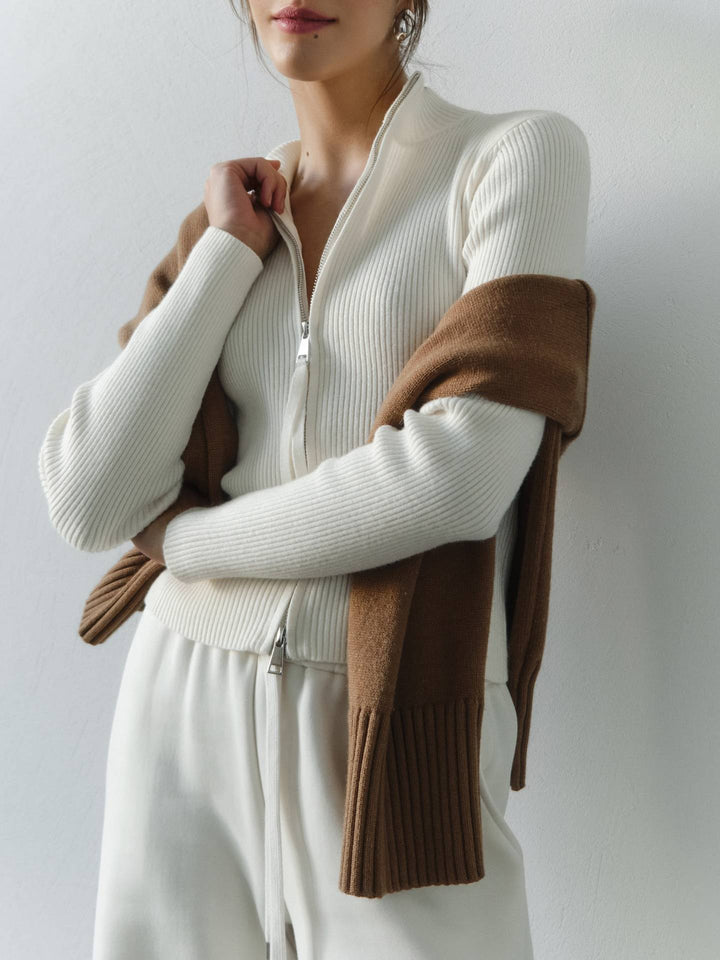 Gemütlicher gerippter Strickpullover mit hohem Reißverschlussdetail