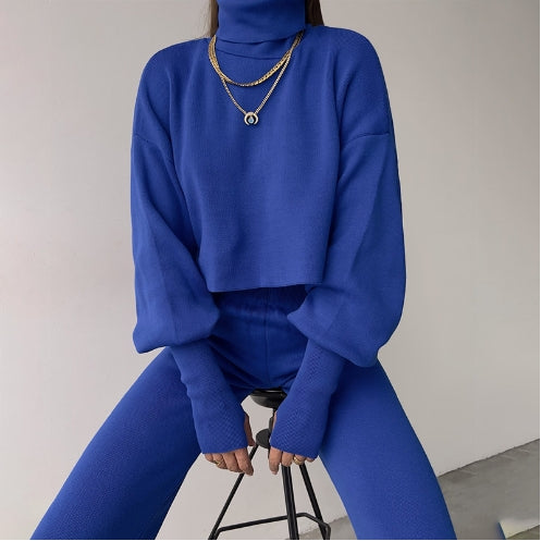 Gemütliches Set aus Strickhandschuhen mit Rollkragen