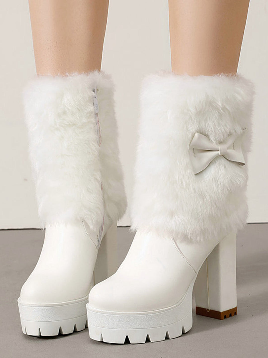 Plüschstiefel mit klobigem Absatz und Vintage-Schleifen-Akzent