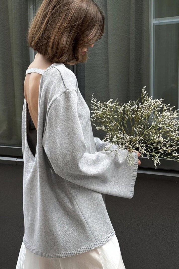 Offener Rücken des Damen-Strickpullovers im Detail