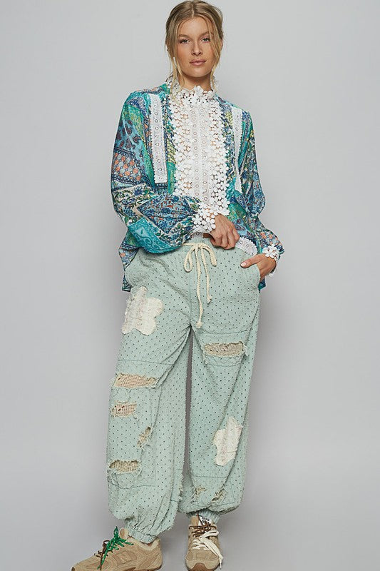 Damenbluse mit Knopfleiste und Spitzen-Details, bedruckt