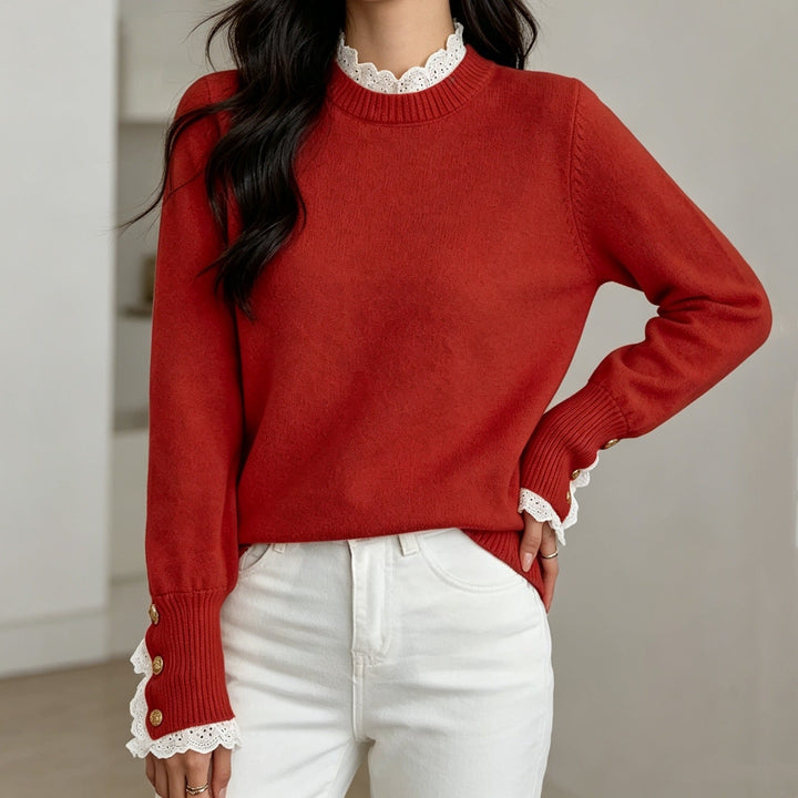 Detailansicht des feinen Spitzenbesatzes am Damen-Strickpullover