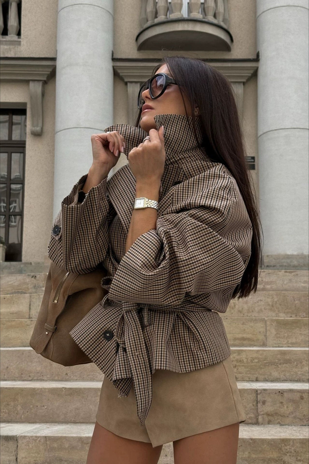 Detailansicht der Hahnentrittjacke mit Gürtel und strukturierter Optik