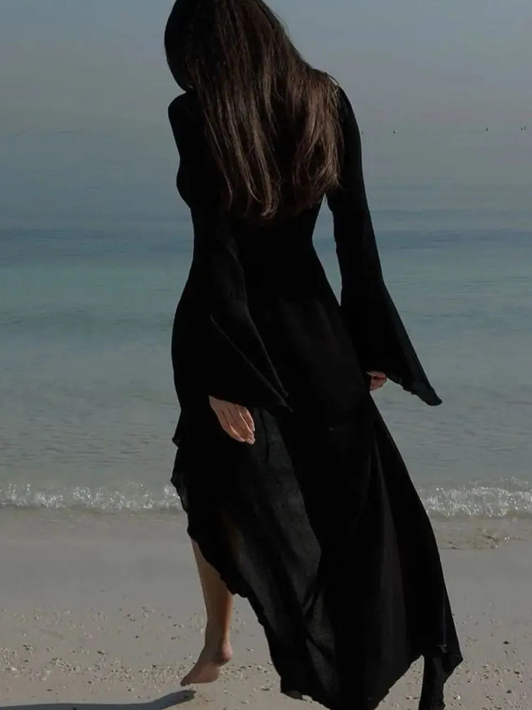 Gerüschtes Strandkleid mit langen Ärmeln