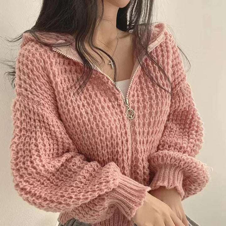 Gekürzte Kapuzen-Strickjacke mit Ausschnitt-Details