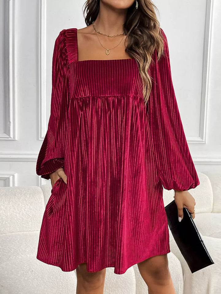 Festliches Damen-Samtkleid aus Samt in stilvoller Gesamtansicht