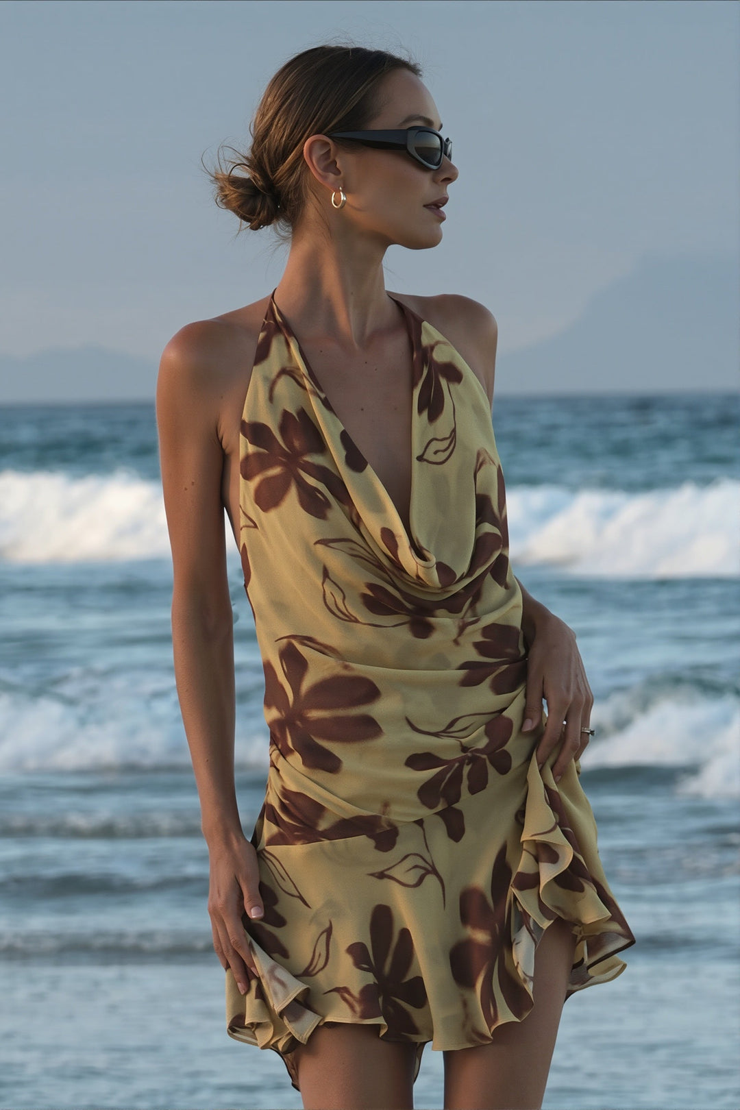 Rückenfreies Damen Minikleid mit floralem Muster in Rückansicht