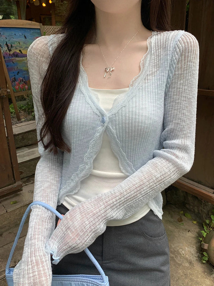 Gerippter, kurz geschnittener Strickpullover mit Spitzensaum