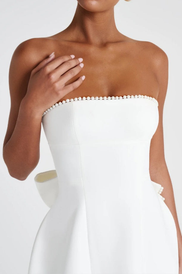 Bandeau Minikleid in Seitenansicht mit femininer Silhouette