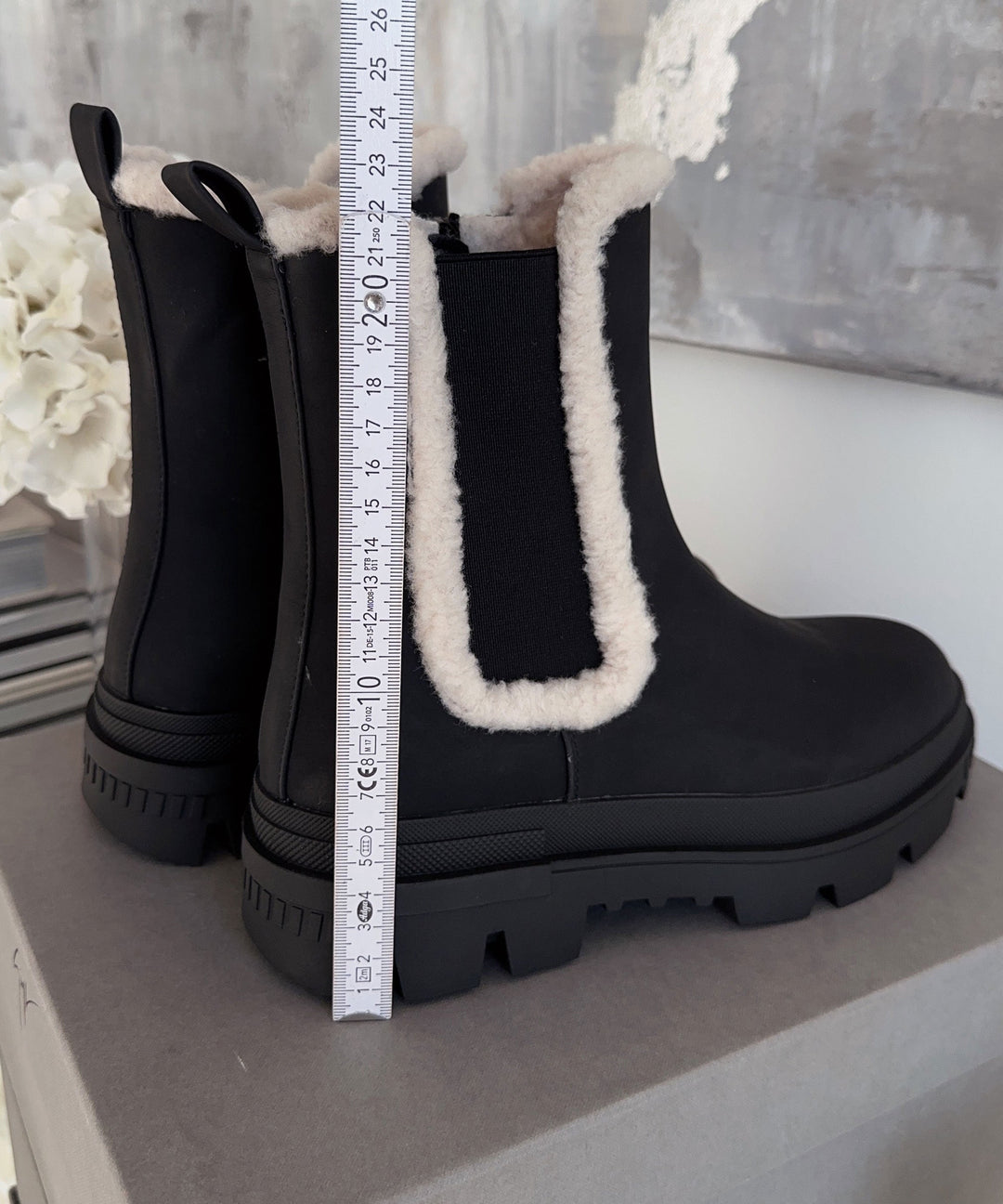 Schicke schwarze Leder-Stiefeletten