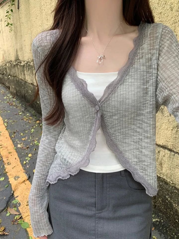 Gerippter, kurz geschnittener Strickpullover mit Spitzensaum