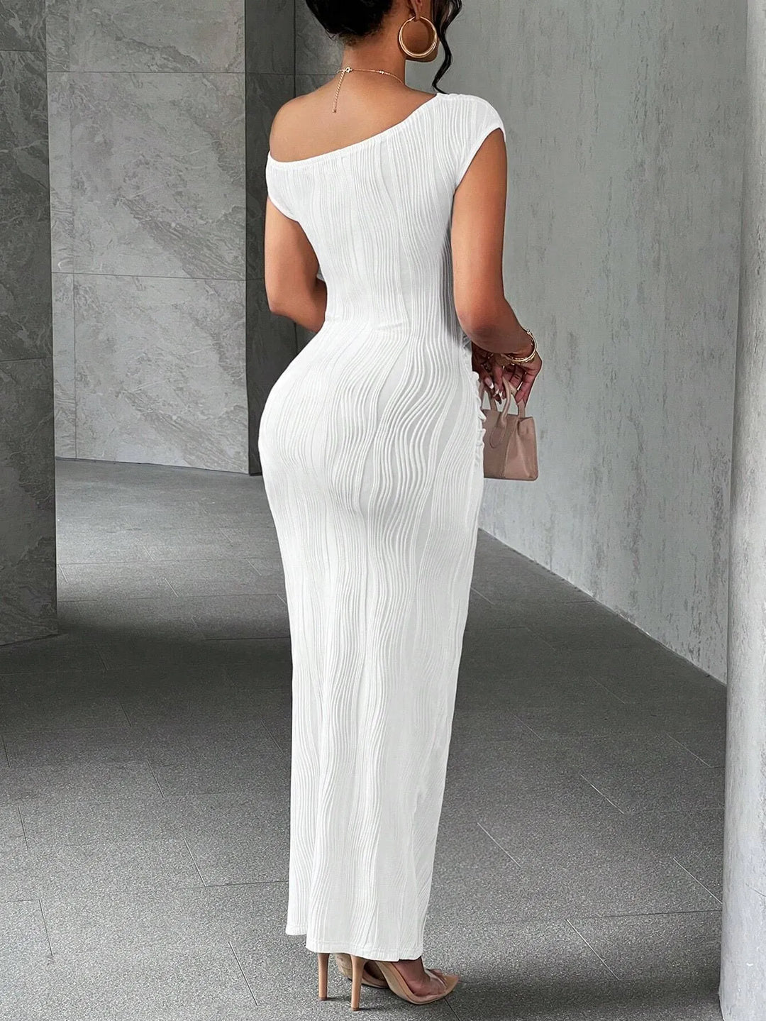 Seitenansicht des asymmetrischen Damen-Maxikleids