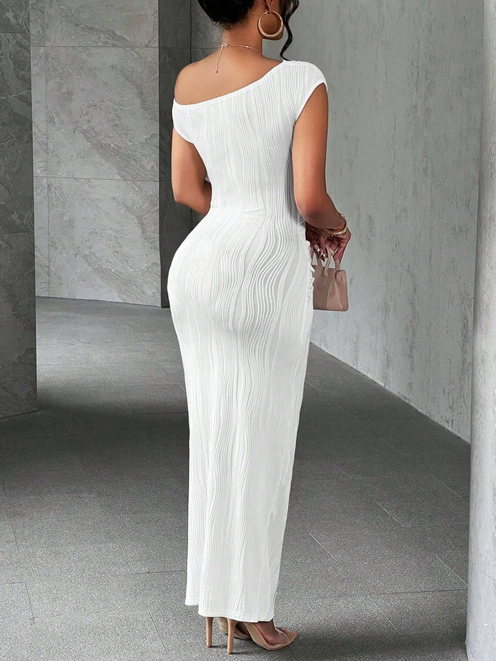 Seitenansicht des asymmetrischen Damen-Maxikleids