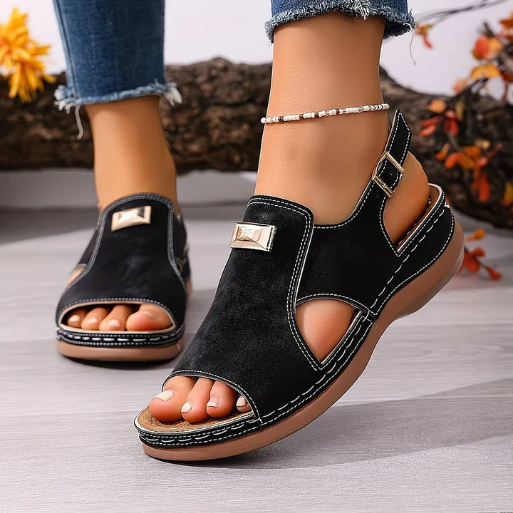 Damen Keilsandalen in Nahaufnahme mit offenem Design