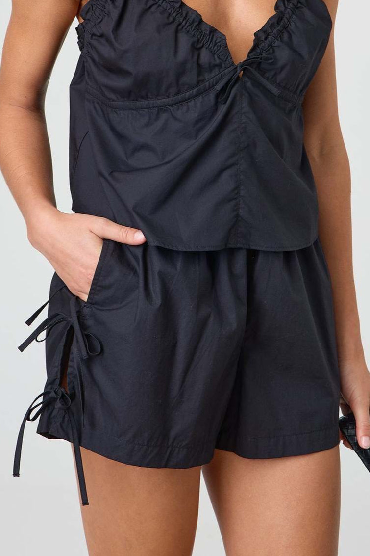 Damen High Waist Streifenshorts mit Kordelzug, schräge Vorderansicht