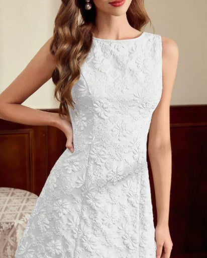 Damen Midikleid mit femininer Silhouette und floralem Jacquard im Nahblick