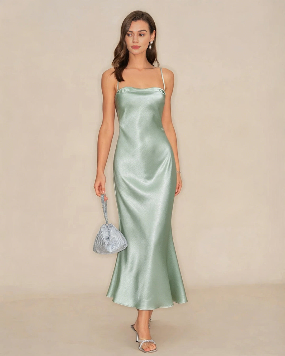 Grünes Maxikleid im A-Linien-Stil mit überkreuzten Trägern