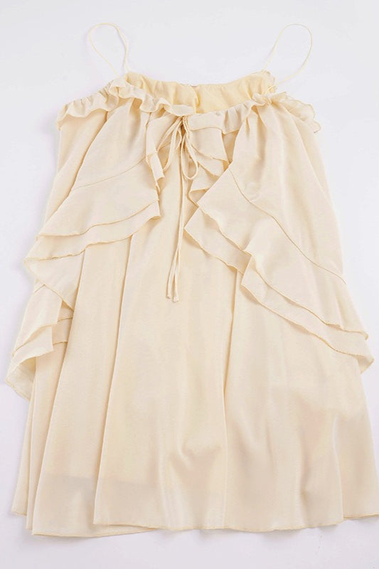 Detailansicht der Rüschen und des fließenden Chiffonstoffs am Minikleid