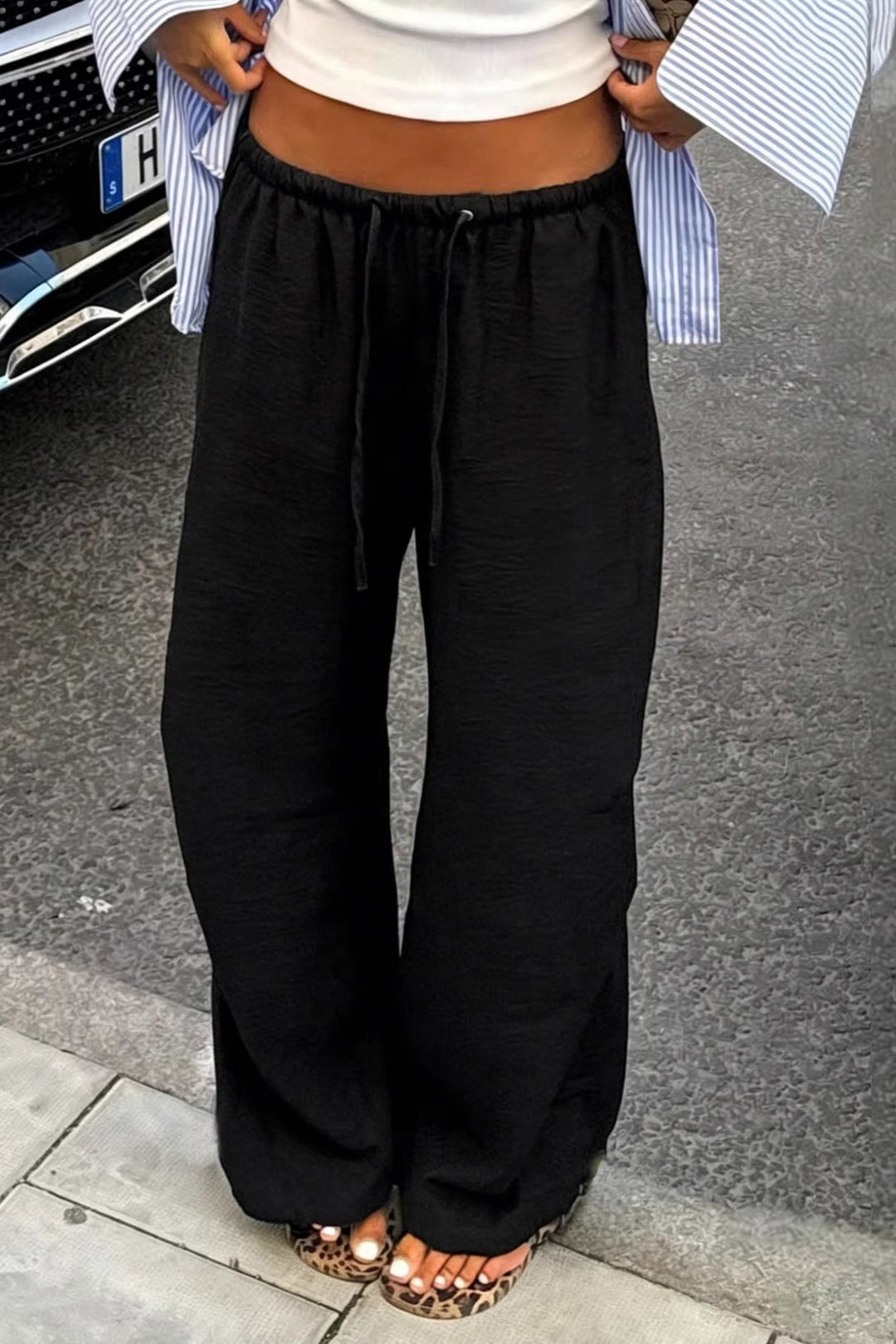Nahaufnahme des Stoffes der weiten Damenhose
