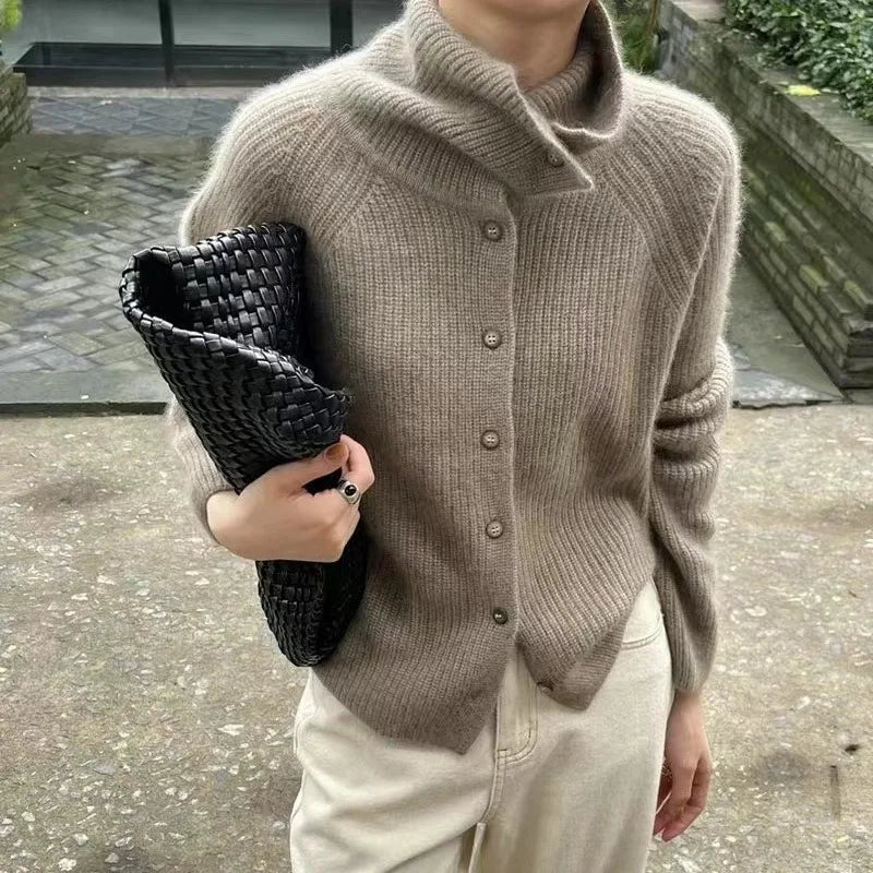 Gemütlicher Strickrollkragenpullover mit Knöpfen