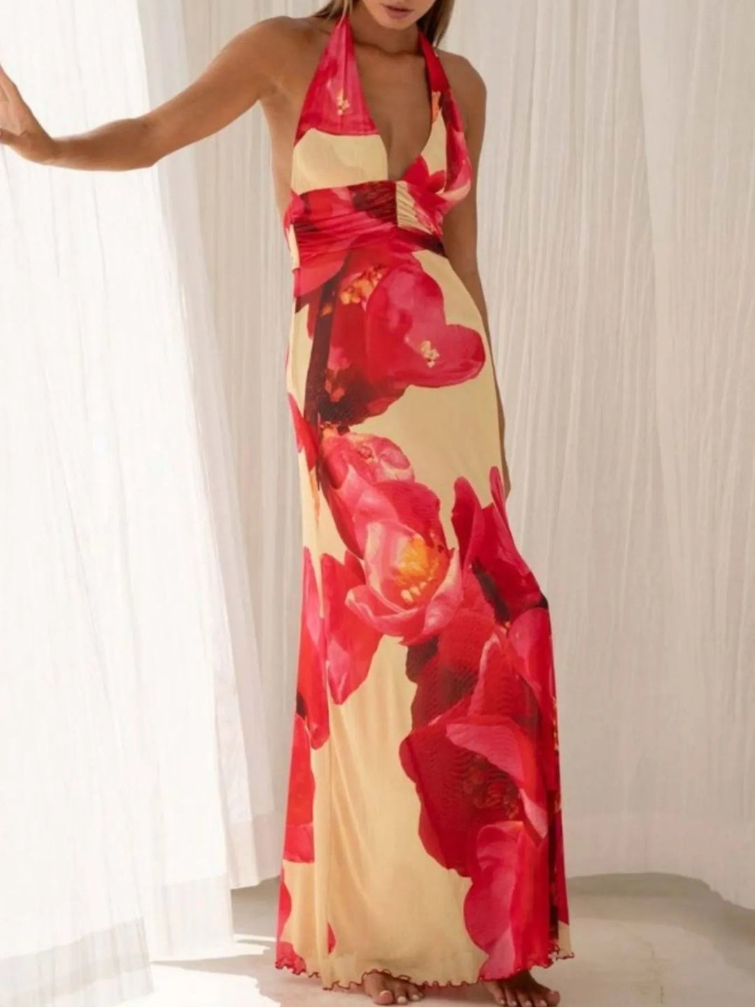 Maxikleid mit Blumenmuster, Neckholder und tiefem V-Ausschnitt