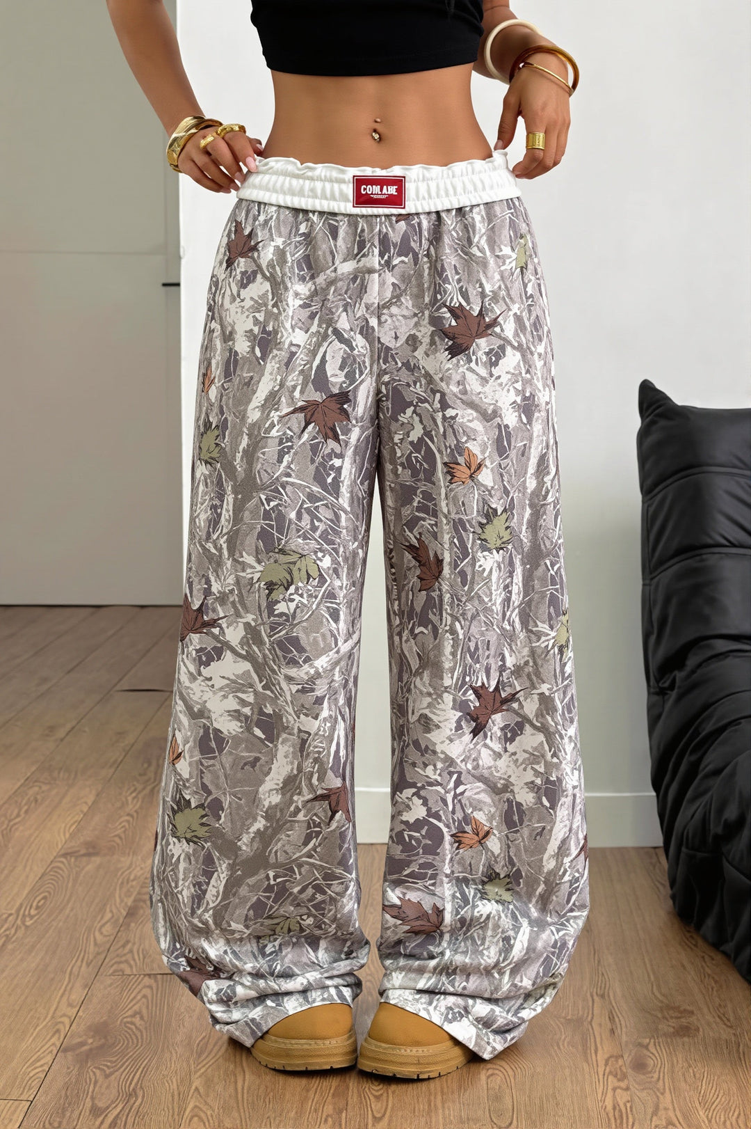 Damen weite Hose mit Print kombiniert in lässigem Outfit