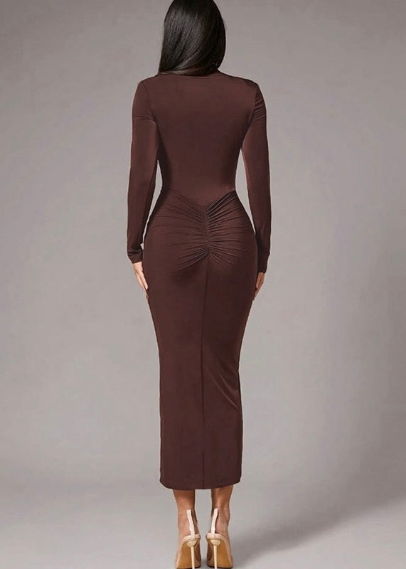 Enges gerafftes Midi-Kleid in Braun