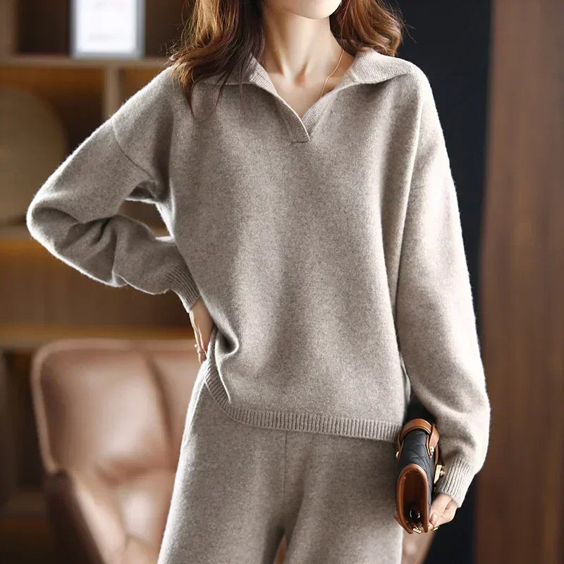Zweiteiliges Damen-Outfit mit klassischem Kragen