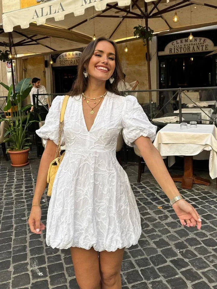 Damen Minikleid mit V-Ausschnitt und gestickten Details im Nahbild
