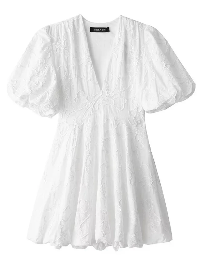Besticktes Damen Minikleid mit femininem Schnitt als Ganzkörperansicht