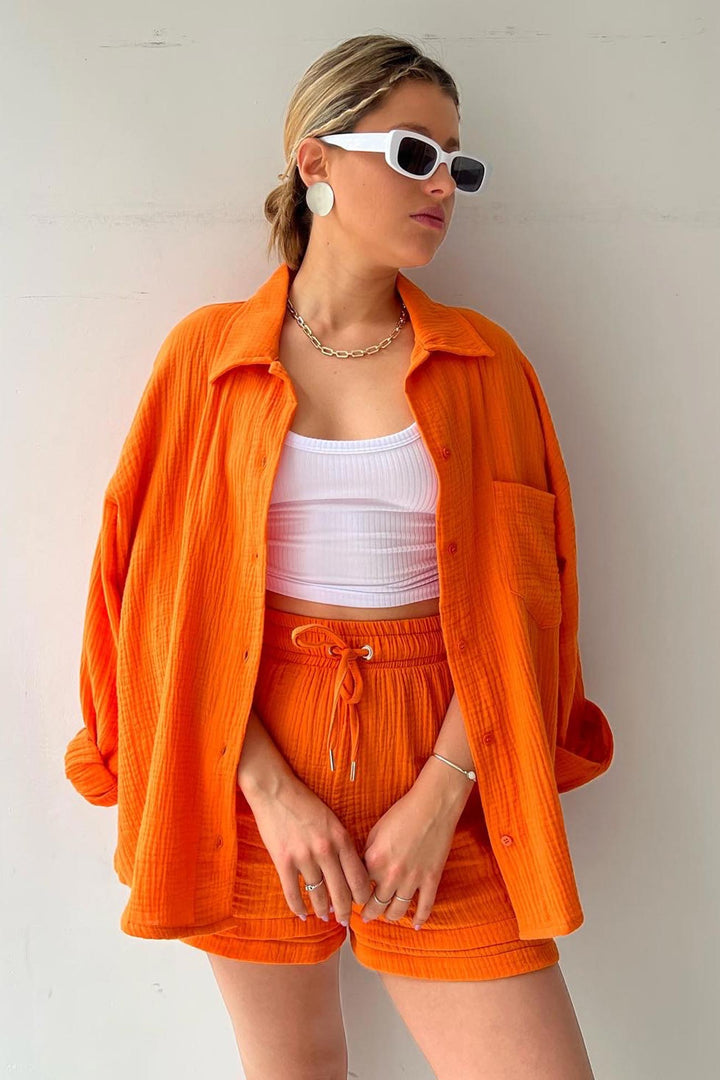 Damen Outfit-Set mit Hemd und Shorts mit Kordelzug in Nahaufnahme
