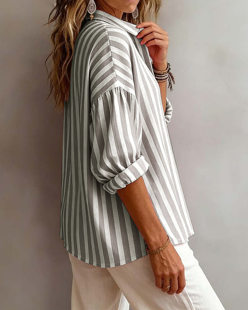 Legere gestreifte Bluse mit Kragen