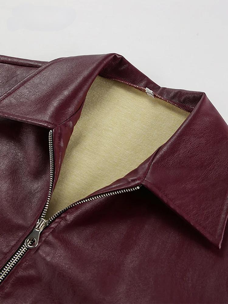 Bordeauxrote Kunstlederjacke mit stilvollem Reverskragen und Reißverschlussdetail